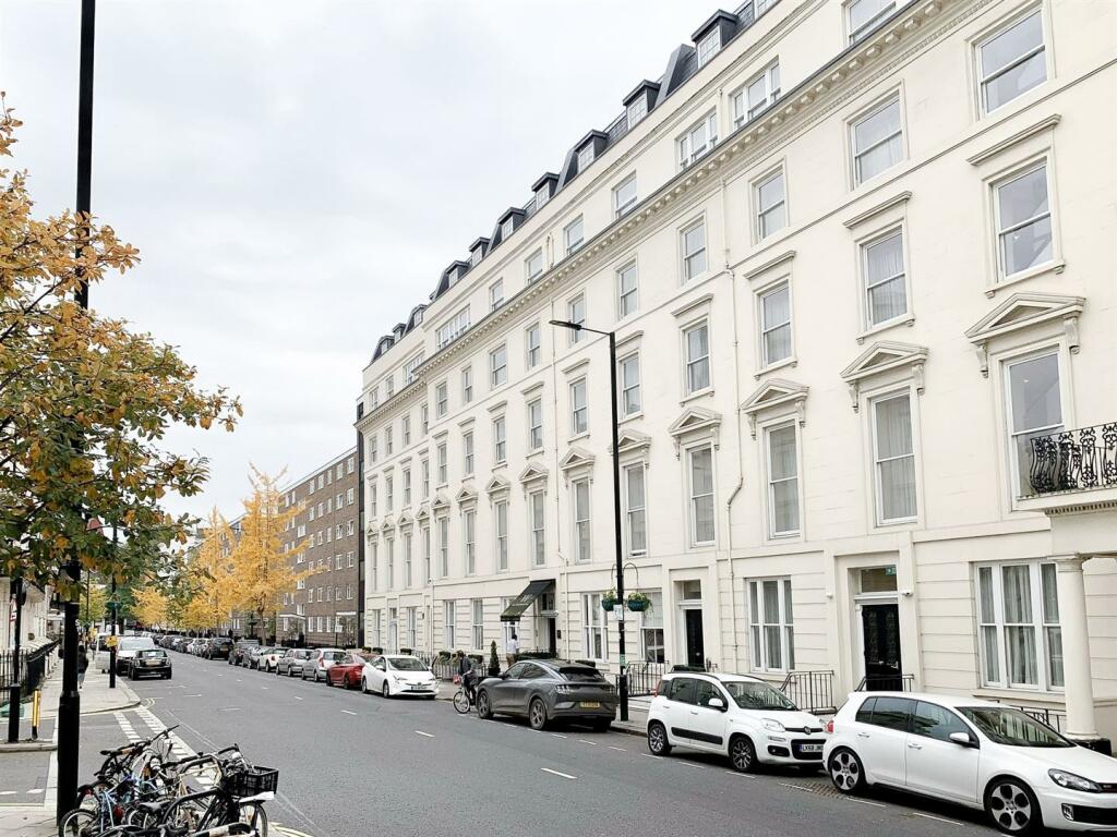 Studio flat for rent in Gloucester Terrace, London, W2