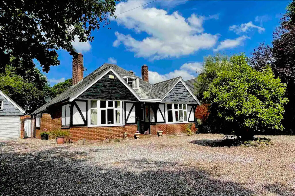 4 bedroom detached house for rent in Tarvin Road, Chester, CH3