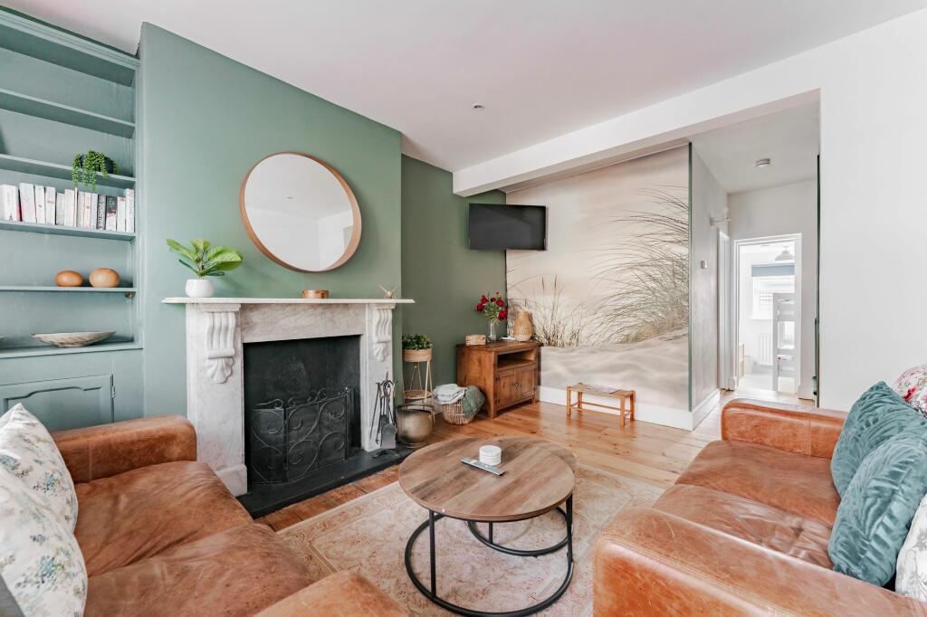 3 bedroom terraced house for sale in Cliff Hill, Gorleston, NR31