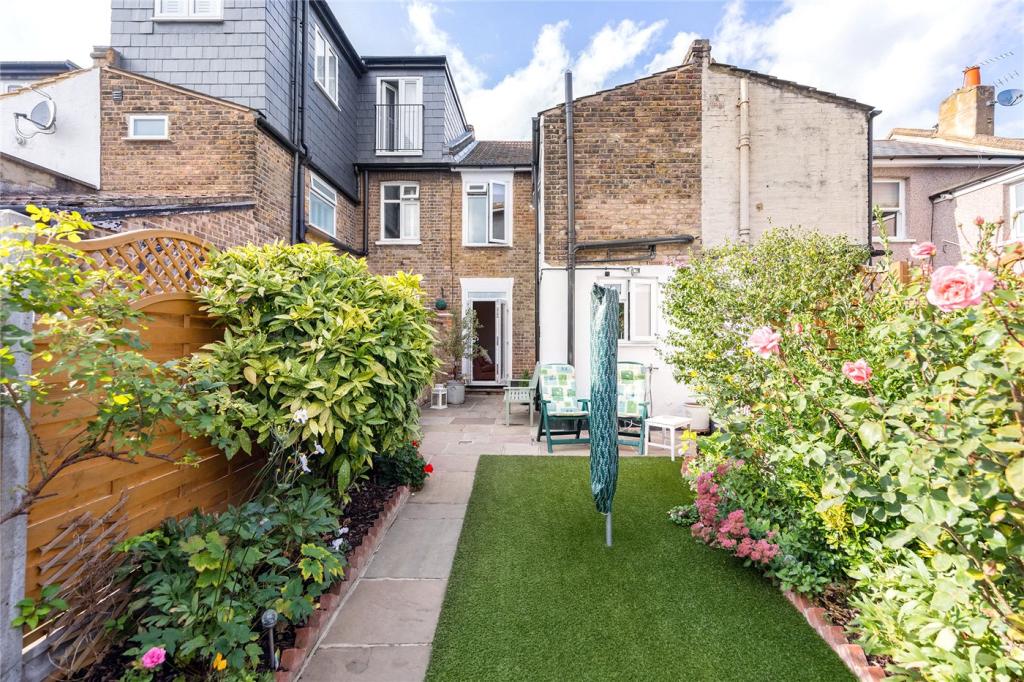 2 bedroom terraced house for sale in Glenhurst Road, Brentford, TW8