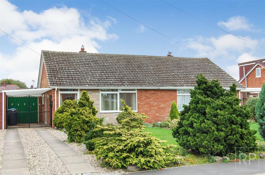 2 bedroom semidetached bungalow for sale in Broadacres, Coven