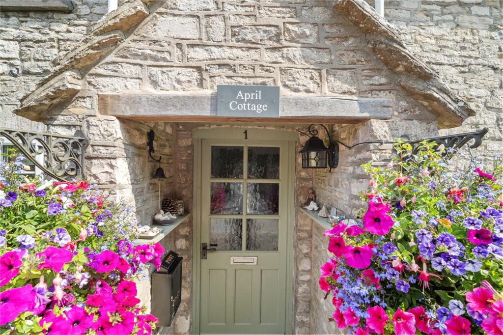 3 bedroom end of terrace house for sale in Martinstown, Dorchester