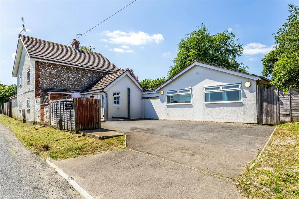 3 bedroom detached house for sale in Kings Mill Lane, South Nutfield