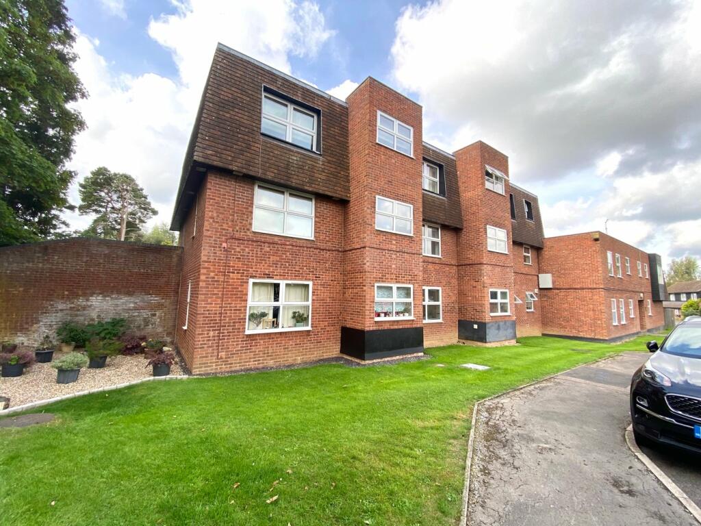 1 bedroom apartment for sale in Windsor Close, Bovingdon, HP3