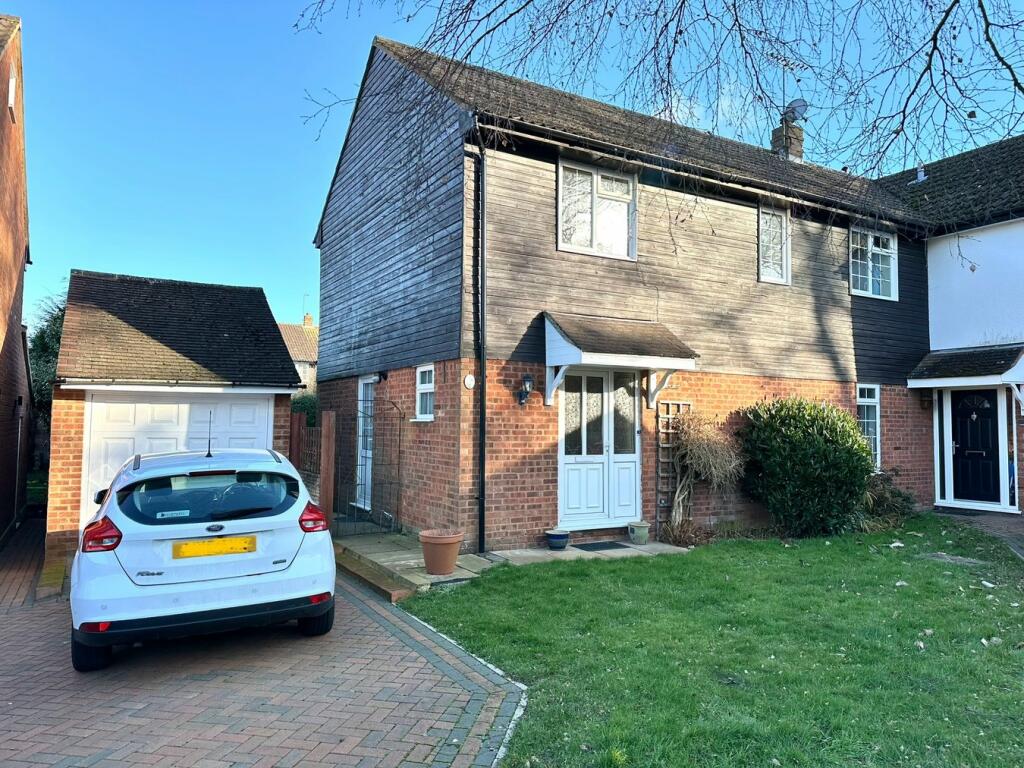 4 bedroom semidetached house for sale in Farnham Close, Bovingdon, HP3
