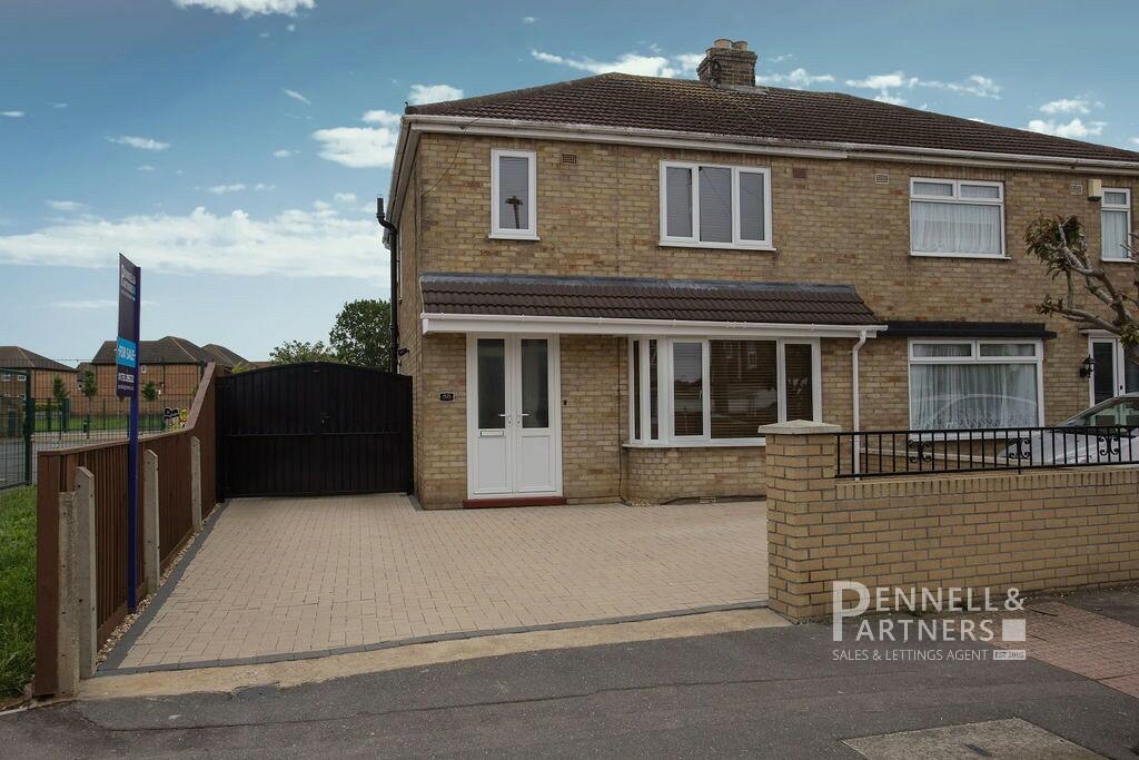 3 bedroom semidetached house for sale in Oakdale Avenue, Stanground