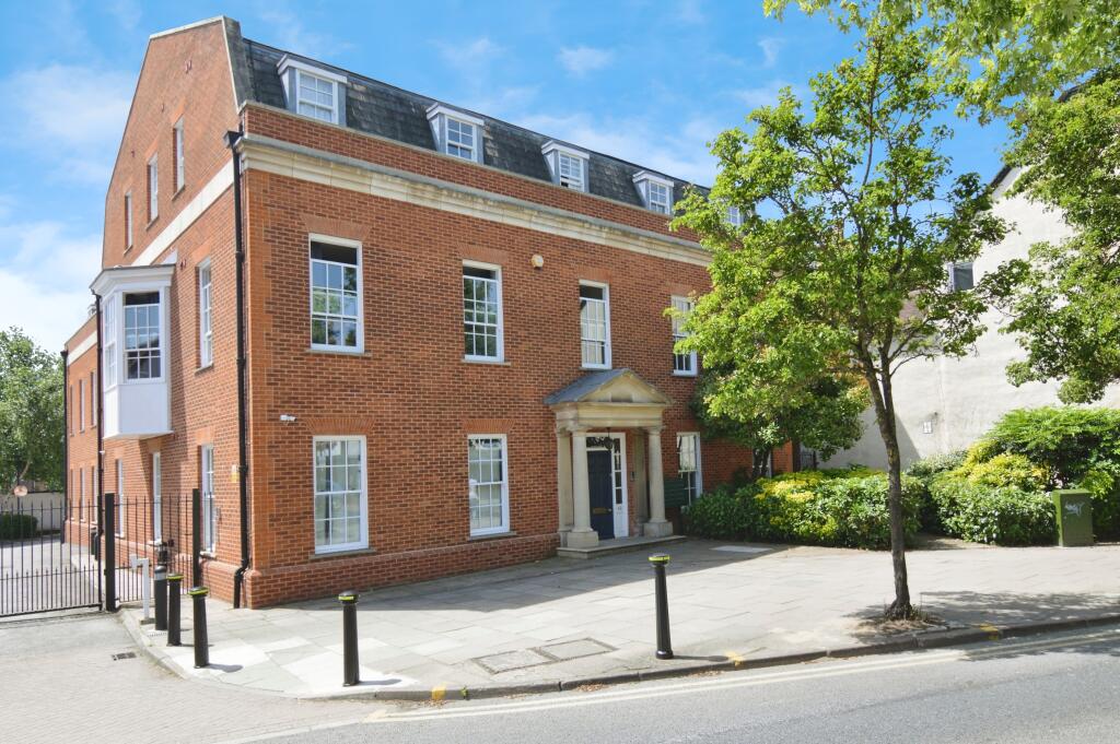 Main image of property: 42 Broad Street, Wokingham, RG40