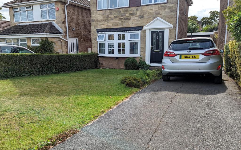 3 bedroom detached house for sale in Westfields Road, Mirfield, WF14