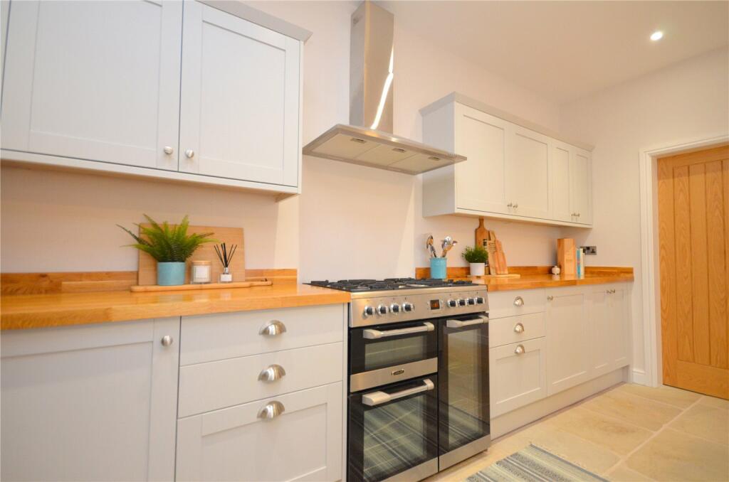 4 bedroom detached house for sale in Wellhouse Lane, Mirfield, West