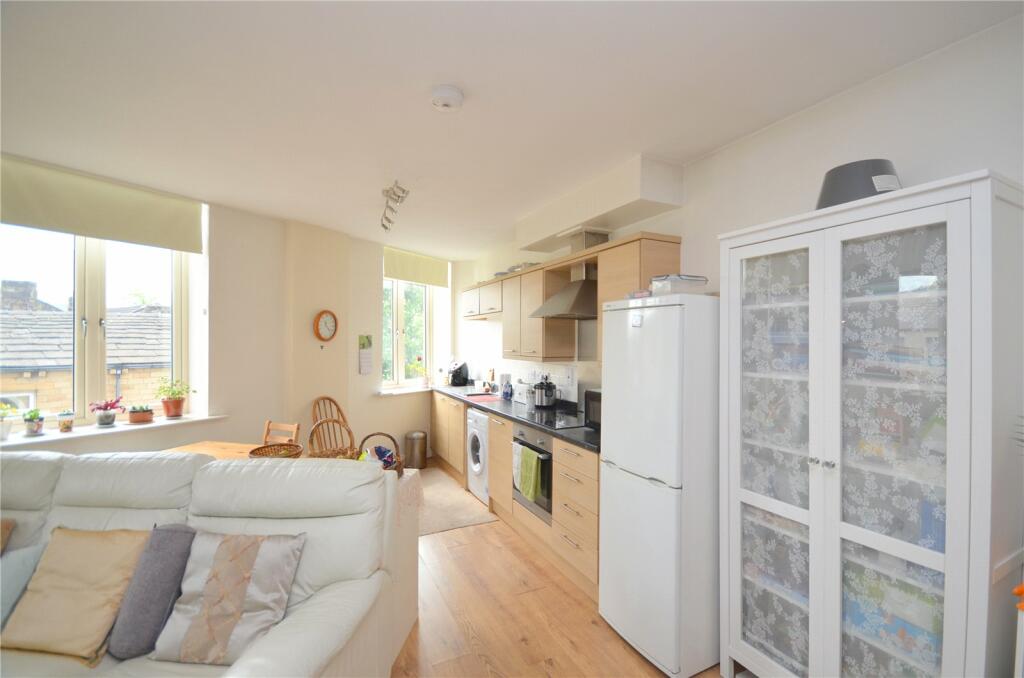 2 bedroom apartment for sale in Huddersfield Road, Mirfield, West Yorkshire, WF14