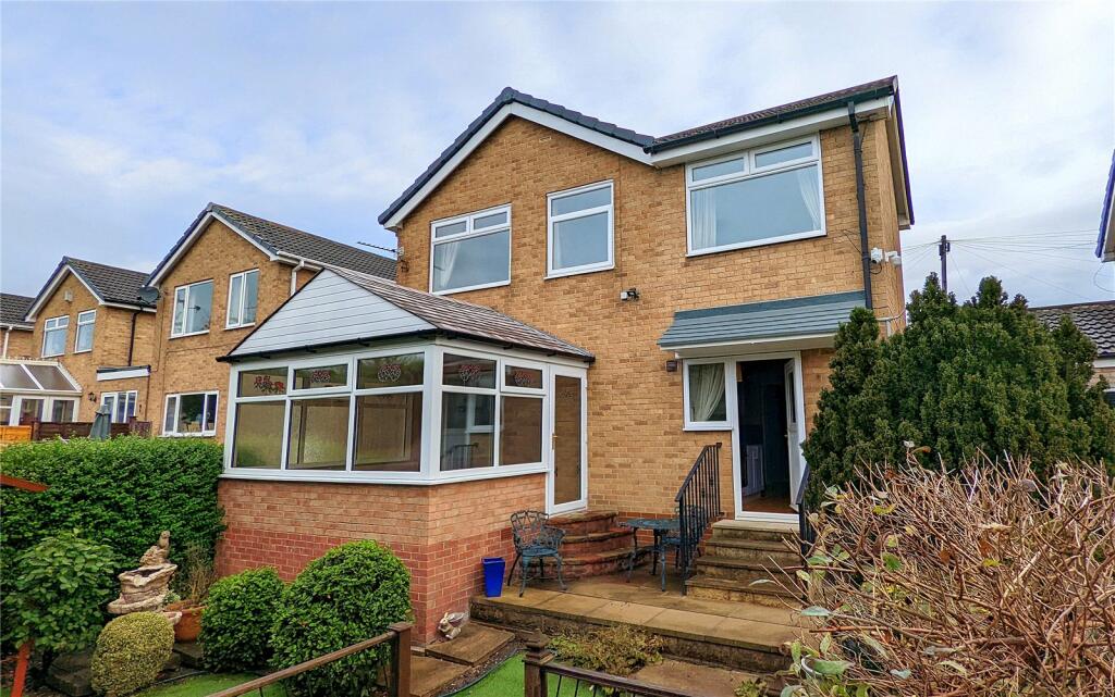 4 bedroom detached house for sale in Haworth Close, Mirfield, West