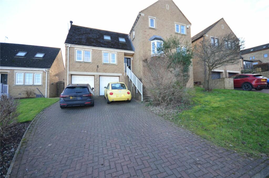 4 bedroom detached house for sale in Spinners Way, Mirfield, West Yorkshire, WF14