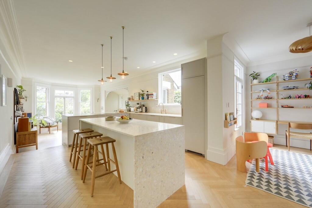 4 bedroom semidetached house for sale in Gaynesford Road, Forest Hill