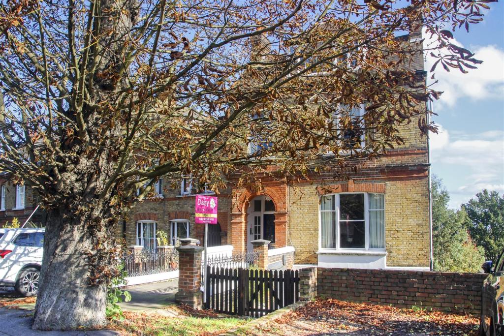 2 bedroom flat for sale in Honor Oak Road, London, SE23