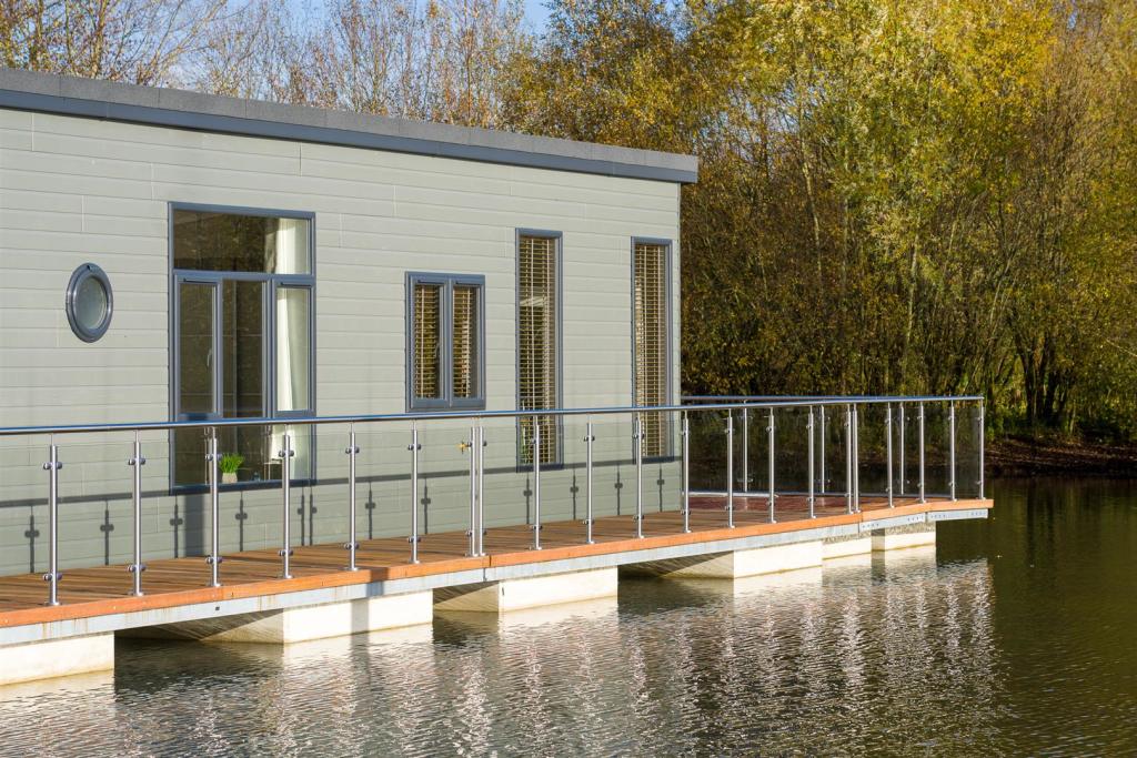 2 bedroom park home for sale in East Waterside, UptonUponSevern