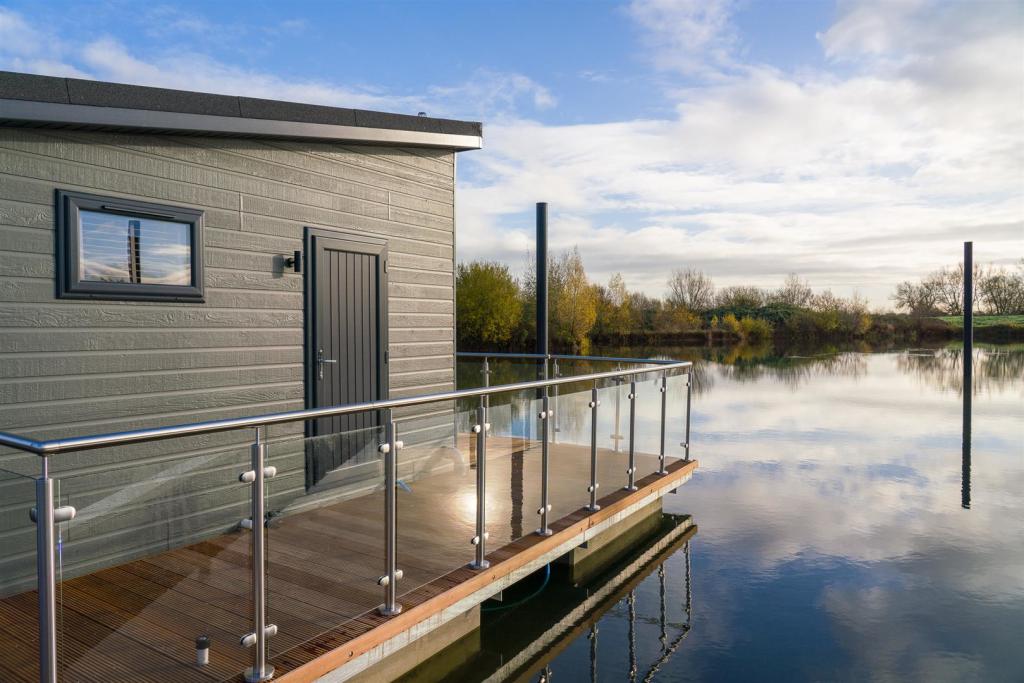 2 bedroom park home for sale in East Waterside, UptonUponSevern