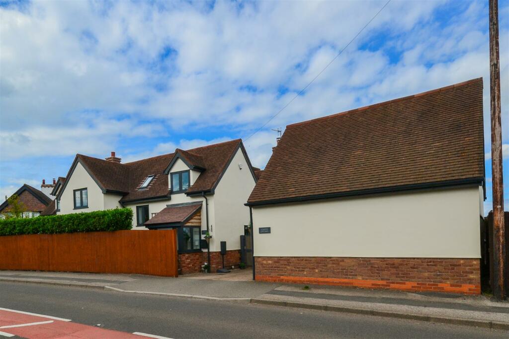 4 bedroom detached house for sale in Leigh Sinton, WR13