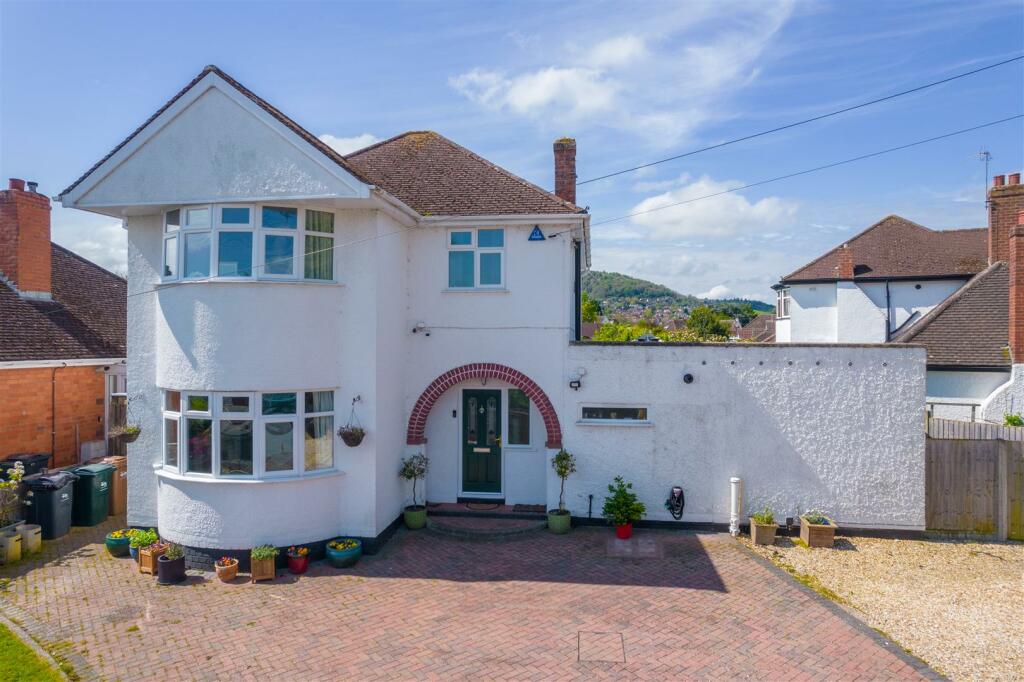 4 bedroom detached house for sale in Lower Howsell Road, Malvern, WR14