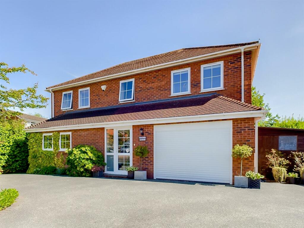 4 bedroom detached house for sale in Meadow Road, Malvern, WR14