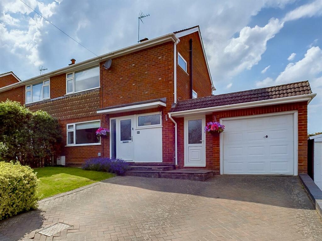 3 bedroom semidetached house for sale in Broadlands Drive, Malvern, WR14