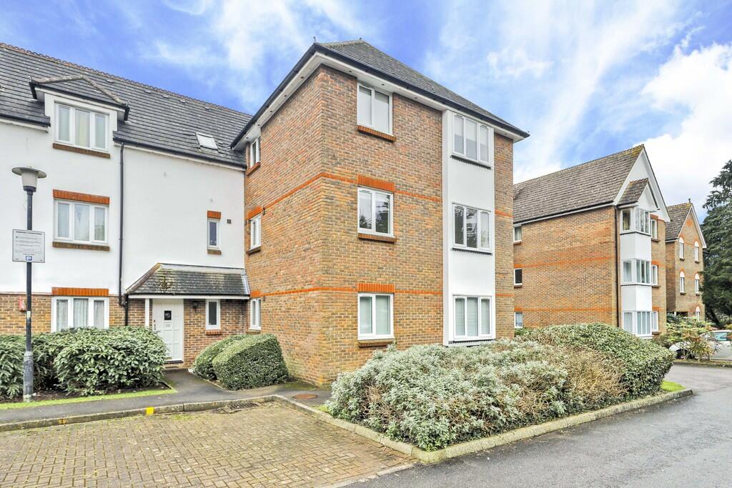 2 bedroom flat for sale in Granville Place, Pinner, HA5