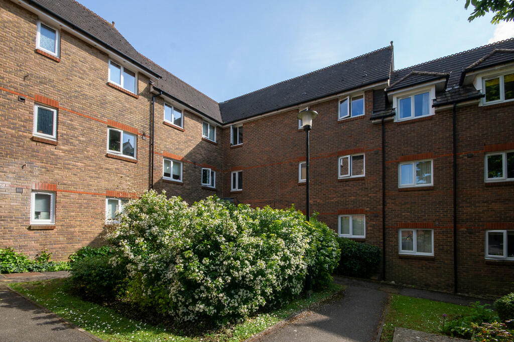 2 bedroom flat for sale in Granville Place, Elm Park Road, Pinner, HA5