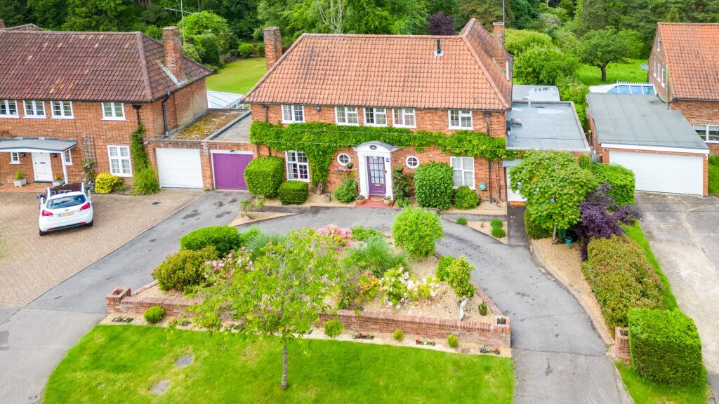 5 bedroom detached house for sale in Attimore Road, Welwyn Garden City, Hertfordshire, AL8