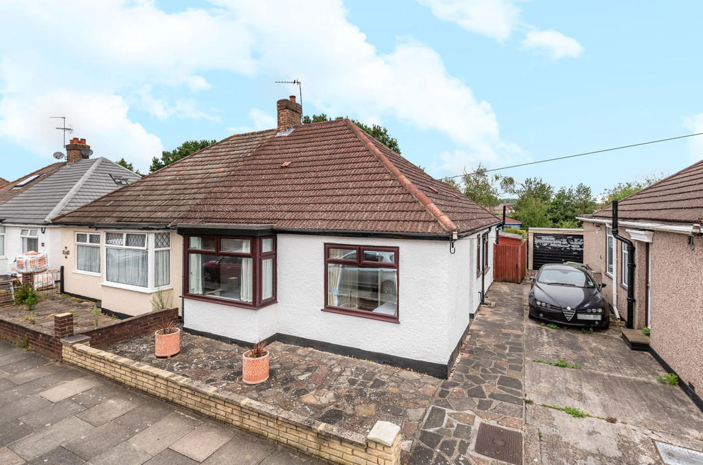 3 bedroom semidetached bungalow for sale in Blanmerle Road, New Eltham