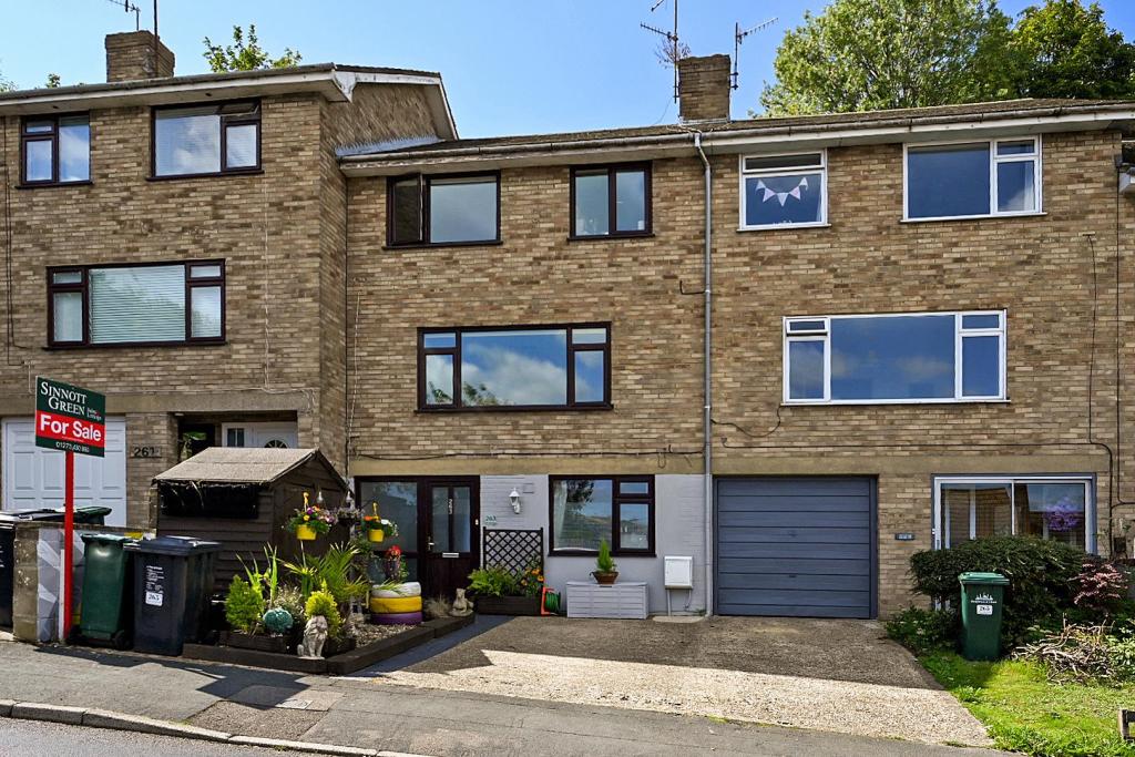 4 bedroom town house for sale in Mile Oak Road, Portslade, BN41