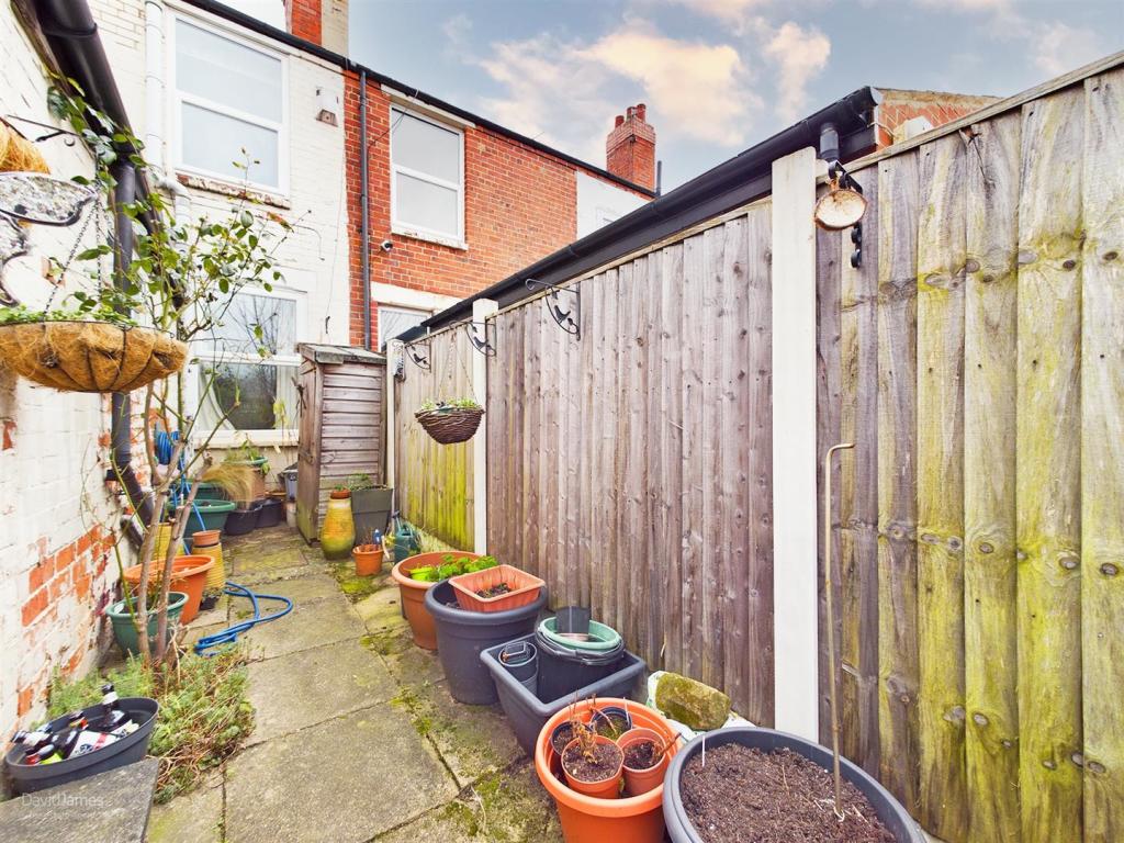 2 bedroom end of terrace house for sale in Fox Grove, Old Basford