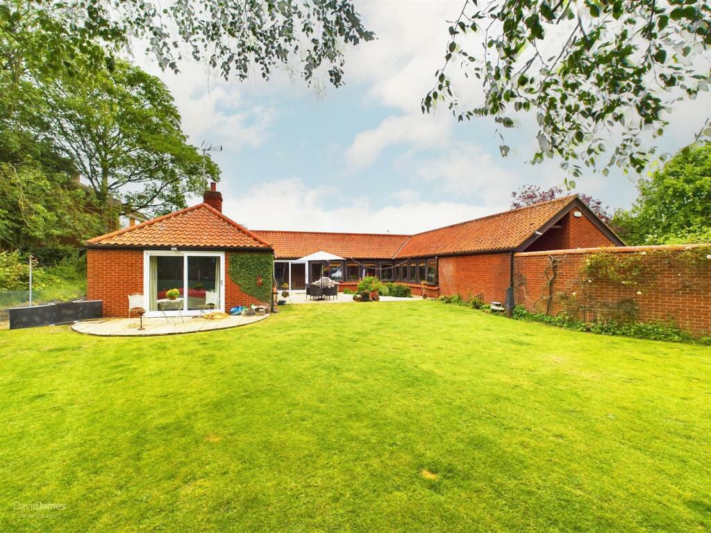 4 bedroom detached bungalow for sale in Redhill Road, Arnold