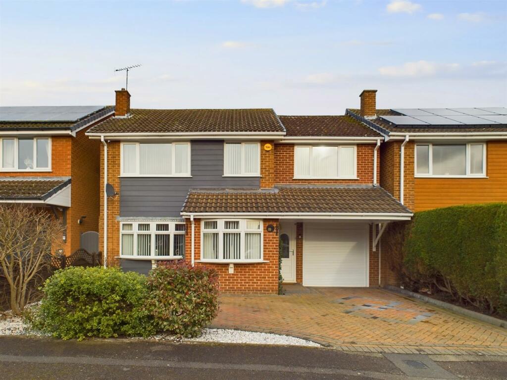 4 bedroom detached house for sale in Broadfields, Calverton, Nottingham