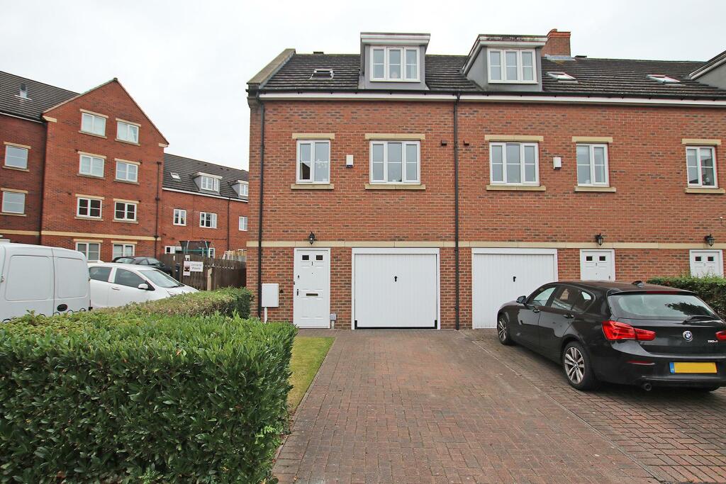 3 bedroom town house for sale in Saxton Court, Arnold, Nottingham, NG5