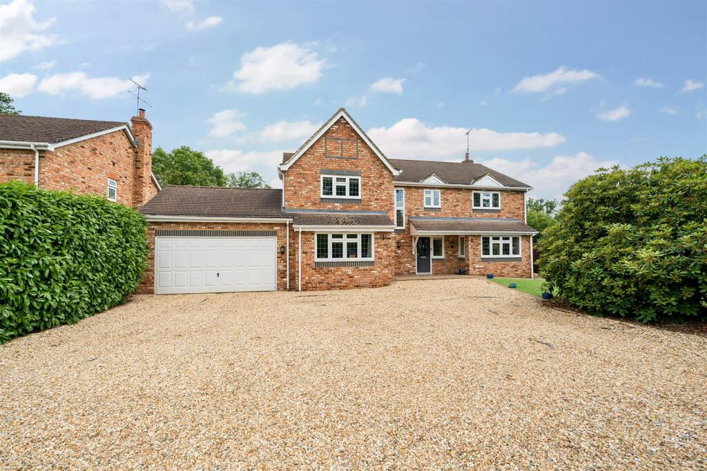 5 bedroom detached house for sale in Reading Road, Finchampstead