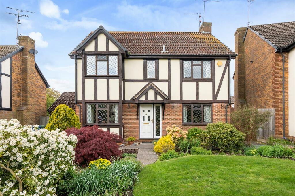 4 bedroom detached house for sale in Holbeche Close, Yateley, Hampshire