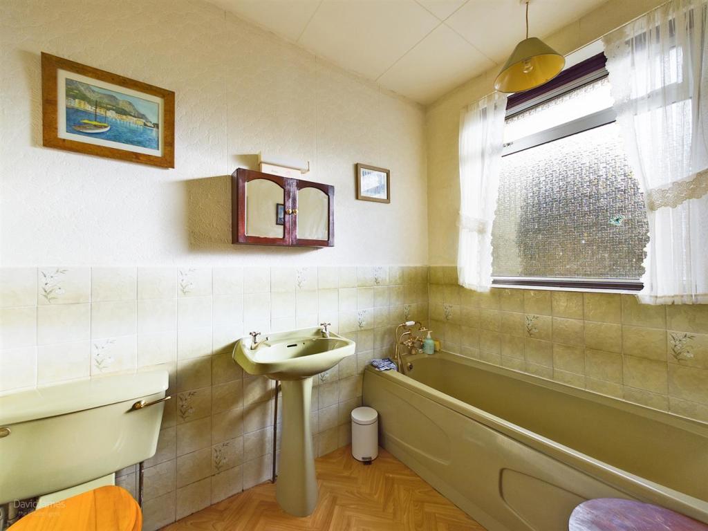 3 bedroom semidetached house for sale in Foxhill Road, Carlton