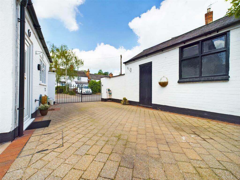 4 bedroom detached house for sale in Brooklyn House, Lambley Lane, Burton Joyce, Nottingham, NG14