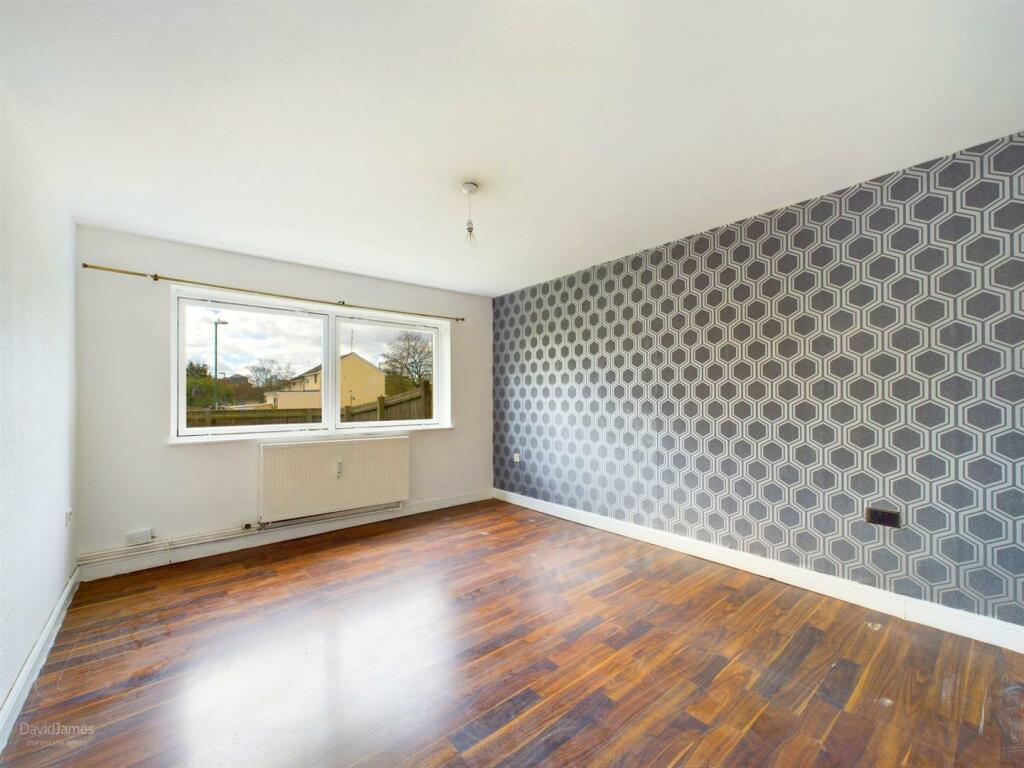 5 bedroom end of terrace house for sale in Eastham Close, Nottingham, NG3