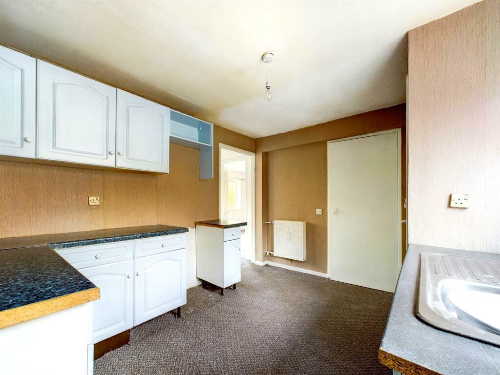 5 bedroom end of terrace house for sale in Eastham Close, Nottingham, NG3