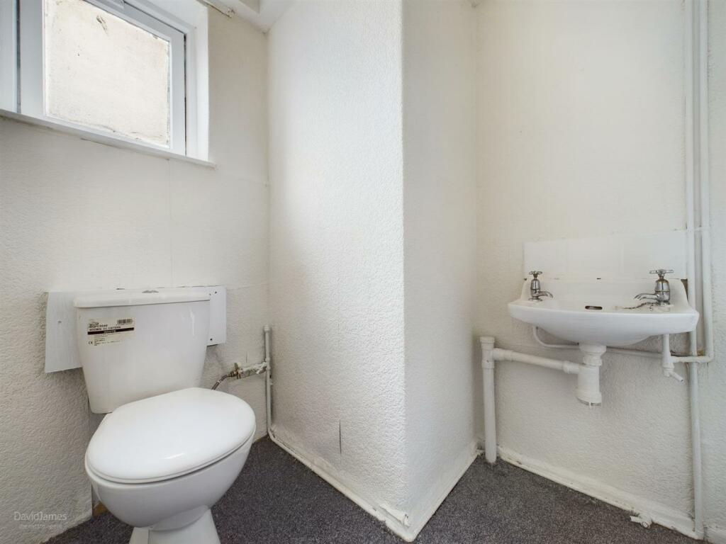 5 bedroom end of terrace house for sale in Eastham Close, Nottingham, NG3