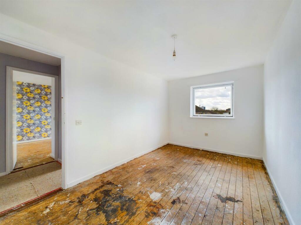 5 bedroom end of terrace house for sale in Eastham Close, Nottingham, NG3