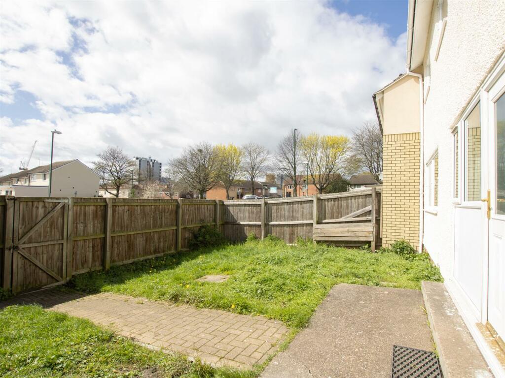 5 bedroom end of terrace house for sale in Eastham Close, Nottingham, NG3