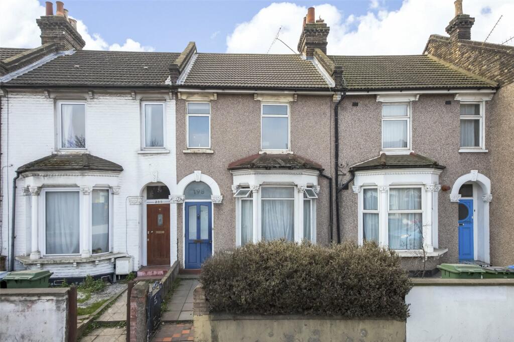 3 bedroom terraced house for sale in Woolwich Road, Charlton, SE7