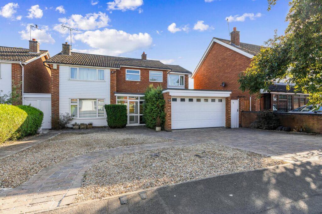 Main image of property: Coombe Rise, Oadby LE2 5TT