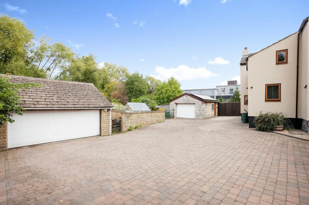3 bedroom link detached house for sale in Doncaster Road, Crofton