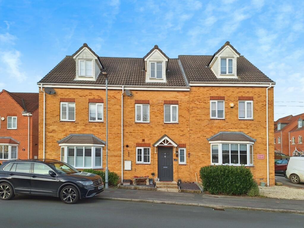 3 bedroom terraced house for sale in Park Drive, Lofthouse, Wakefield