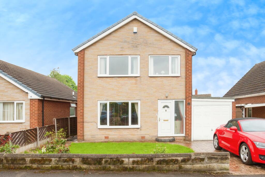 3 bedroom detached house for sale in Lyndale Drive, Wrenthorpe