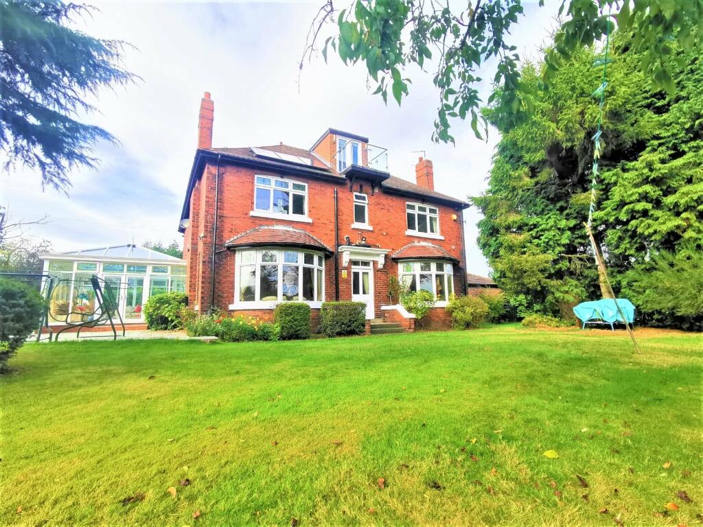 7 bedroom detached house for sale in Aberford Road, Stanley, Wakefield