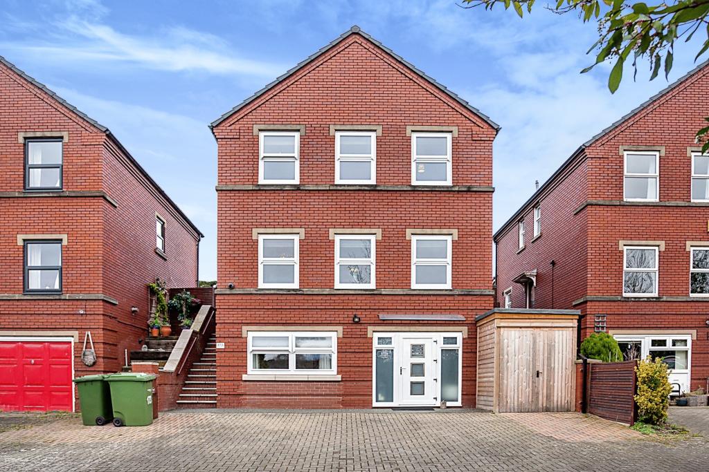 4 bedroom detached house for sale in Wrenthorpe Road, Wrenthorpe