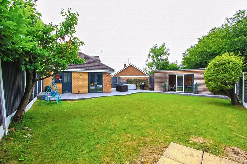 3 bedroom semidetached bungalow for sale in Woodside Way, Short Heath